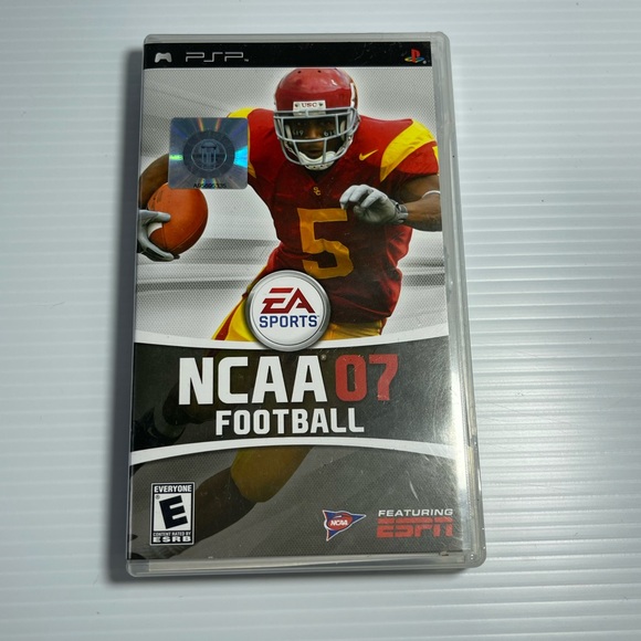 NCAA Football 07 (Sony PSP, 2006) complete Complete CIB Video Game Sports - Picture 1 of 5